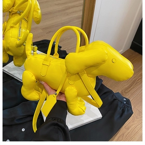 Detail der kreativen gelben Dackel-Handtasche mit verstellbarem Riemen und Griffen