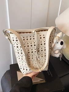 Mini sac seau chic blanc crème avec découpes et pendentif chiot en peluche mignon