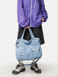 Grand sac fourre-tout en jean bleu avec poche à rabat et bords effilochés pour femme