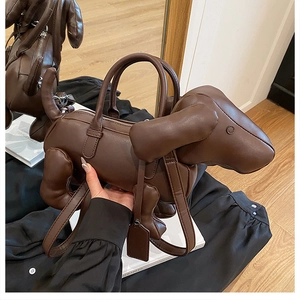Detailansicht einer braunen Handtasche in Dackelform aus hochwertigem Kunstleder