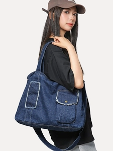 Grand sac cabas en denim bleu foncé avec bords effilochés et poche pour le trajet quotidien