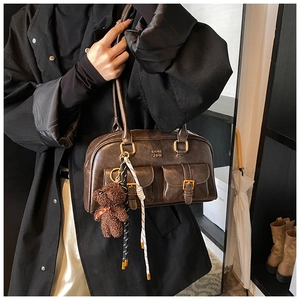 Vintage-Umhängetasche aus braunem Leder für Damen mit süßem Teddybär-Anhänger Accessoire.