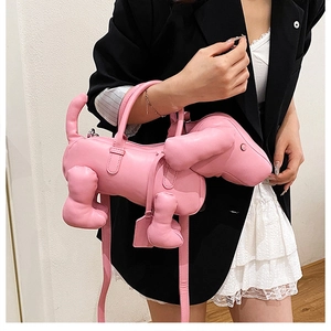 Detaillierte Ansicht einer kreativen rosa Umhängetasche in Hundeform von einem Model