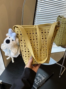 Sac seau jaune découpé au laser en cuir grainé avec charmant pendentif chien peluche