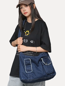 Grand sac messager en toile denim avec bords effilochés et style bleu vintage