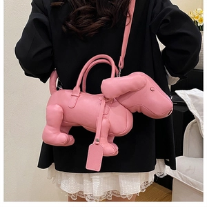 Rosa Handtasche in Hundeform aus Kunstleder mit verstellbarem Schultergurt im Detail