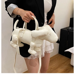 Detail der kreativen weißen Handtasche in Dackelform mit Doppelgriffen und Metallreißverschluss