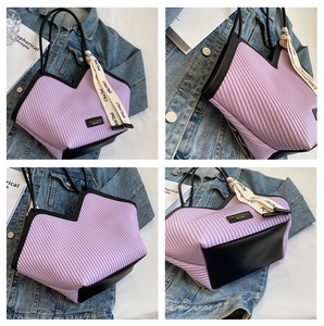 Détails du cabas plissé violet avec poignée en ruban de soie et garniture en cuir noir