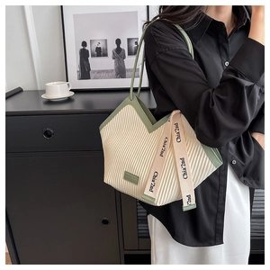 Grand sac cabas plissé blanc ivoire avec anses vertes et sangle décorative à logo chic