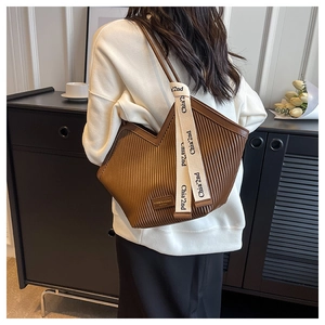 Détail du grand sac cabas plissé marron avec sangle décorative pour le shopping quotidien