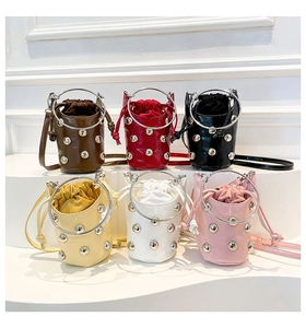 Détails de sacs seaux cloutés avec poignées en métal disponibles en plusieurs couleurs