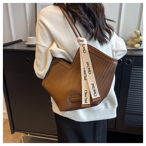 Détail du sac cabas plissé marron avec ruban logo Chia'2nd et coupe élégante en forme de V