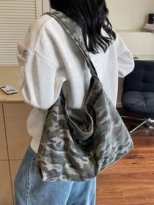 Large capacity camouflage canvas hobo bag for women with wide shoulder strap