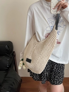 Sac à bandoulière tressé à la main avec sangle en cuir noir et patch logo chic
