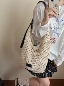 Sac à bandoulière en maille crochetée beige fait main avec lanière réglable en cuir noir