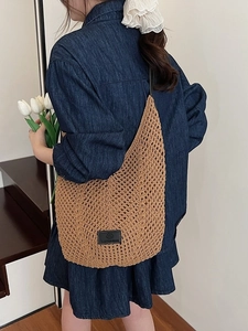 Sac hobo marron fait main au crochet avec texture alvéolée porté par un mannequin