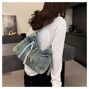 Vue arrière du sac cabas en jean vintage avec poches multiples et pendentif en corde tressée