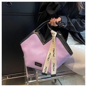 Détail du sac fourre-tout plissé violet avec ouverture en V et bordure noire