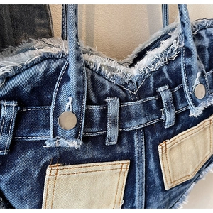 Detailansicht der Vintage Denim Schultertasche mit Fransen und Canvas-Patch-Details