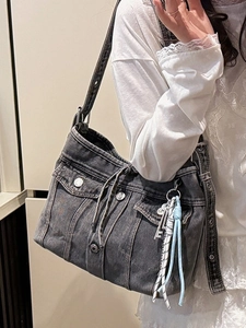 Sac cabas vintage en denim délavé gris foncé avec poches cargo et bandoulière réglable