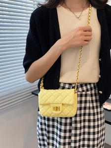 Modieuze felgele gewatteerde mini-crossbodytas met gouden ketting voor dames