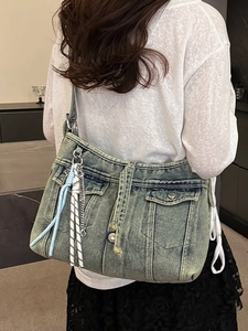 Sac cabas vintage en denim pour femmes avec détails de poches et accents de bandoulière tissée