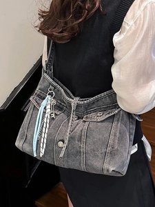 Grand sac cabas rétro en denim délavé gris avec poches cargo et charms décoratifs
