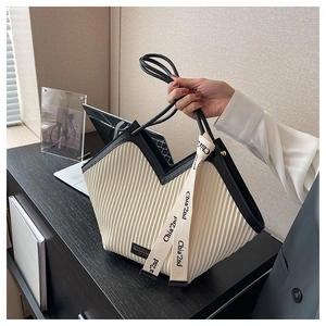 Détail du sac cabas plissé crème avec bordure noire et ruban décoratif Chia'2nd