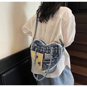 Detail der herzförmigen Denim-Umhängetasche mit Patchwork-Design und Sternmotiven
