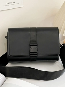 Sacoche bandoulière minimaliste en similicuir noir mat avec boucle et sangle large