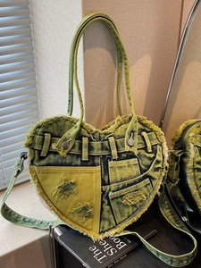 Vintage gewaschene Denim Umhängetasche in Herzform mit Distressed-Kanten und Taschen