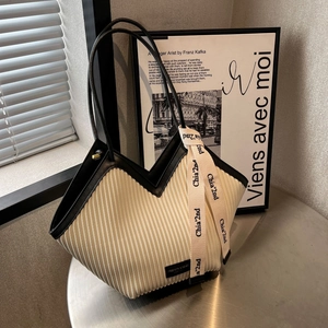 Sac cabas plissé beige minimaliste avec anses en cuir noir et ruban de soie imprimé
