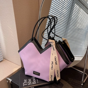 Sac fourre-tout plissé violet pâle avec bordure noire et poignées contrastées chic