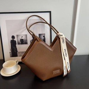 Sac fourre-tout plissé marron avec ouverture en V et sangle décorative pour femme