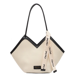Sac fourre-tout plissé beige avec bordure en cuir noir et détails ruban sur fond blanc
