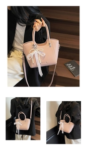 Détail du sac cabas rose en similicuir avec nœud en dentelle et pendentif en perle