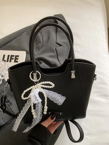 Sac fourre-tout noir motif litchi avec nœud en perles et pendentif en dentelle blanche