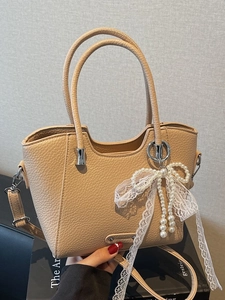 Sac fourre-tout beige avec texture litchi, nœud perlé et bandoulière réglable