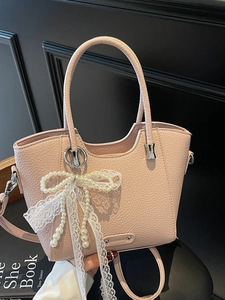Sac fourre-tout rose grainé avec breloque nœud en dentelle et perles vintage