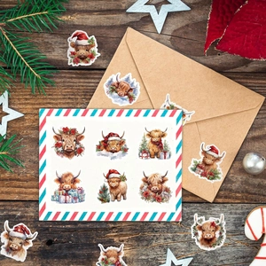 Kerststickers met Schotse hooglander en feestelijke decoratie op een donkere houten basis