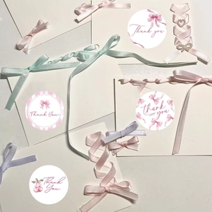 Détail d'autocollants ronds roses Thank You avec diverses illustrations élégantes de rubans