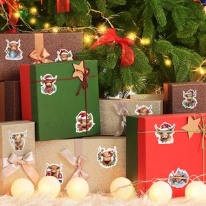 Detailopname van kerststickers met Schotse hooglanders op feestelijke geschenkdozen