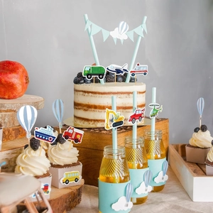 Details de decorations de gateaux transport avec ambulance et avion pour fete