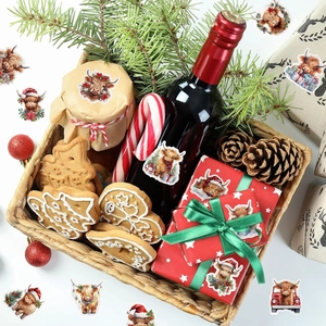Macro-opname van feestelijke kerststickers met Schotse hooglander voor cadeauverpakking