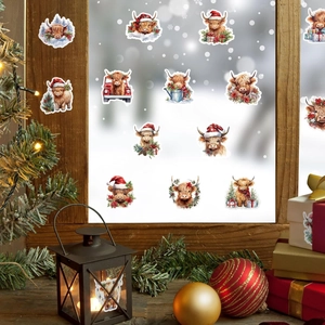 Detail van kerststickers met Schotse hooglanders op glas met feestelijke decoratie