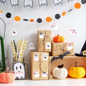 Détail d'autocollants fantômes d'Halloween sur des boîtes avec décorations de fête
