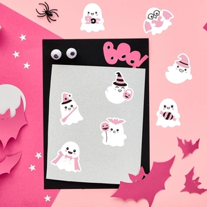 Détail d'autocollants fantômes mignons roses et blancs avec lettrage Boo pour Halloween