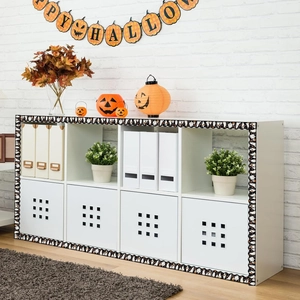 Detail von Halloween-Geister- und Kürbisaufklebern auf einem weißen Aufbewahrungsschrank