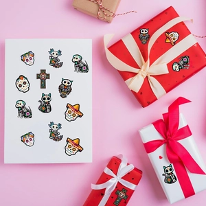Halloween Aufkleber mit bunten Tag der Toten Motiven auf Geschenkboxen und Karten