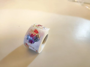 Vue macro d'autocollants laser holographiques d'Halloween avec un fini pailleté arc-en-ciel